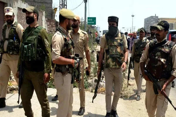 जम्मू-कश्मीर में आतंकवाद के खिलाफ तलाशी अभियान जारी