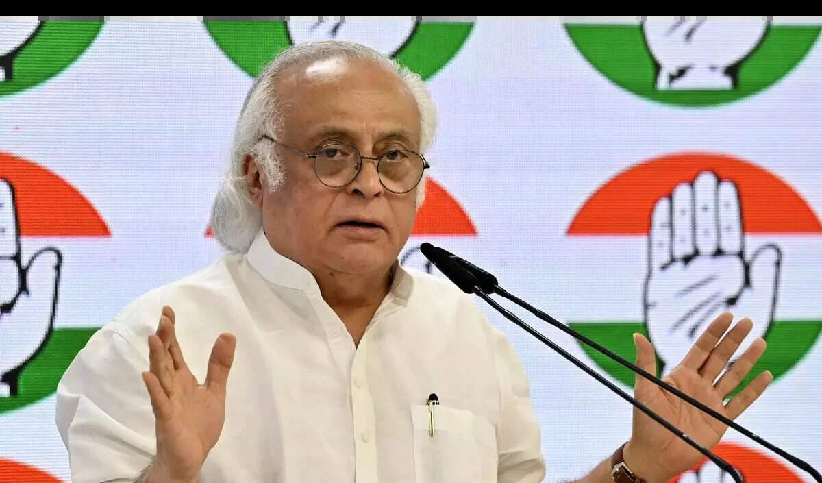 रुपये की गिरावट पर राजनीतिक बयानबाज़ी तेज़, कांग्रेस ने मोदी को घेरा