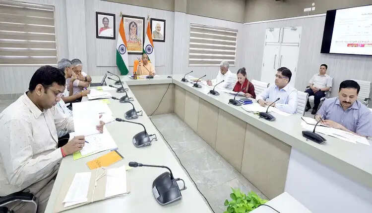 मुख्यमंत्री योगी आदित्यनाथ ने कर प्रशासन की समीक्षा की, फर्जी फर्मों के खिलाफ सख्त कार्रवाई का निर्देश