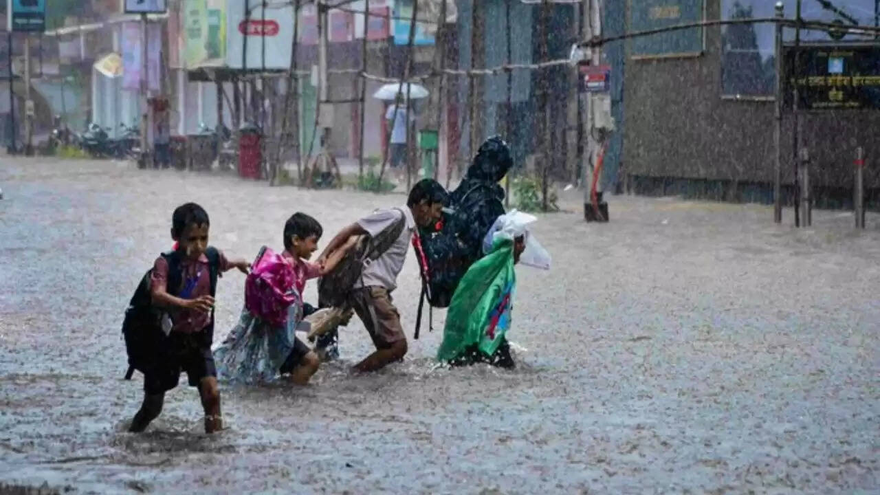 मुंबई में बारिश से यातायात प्रभावित, उड़ानों में देरी