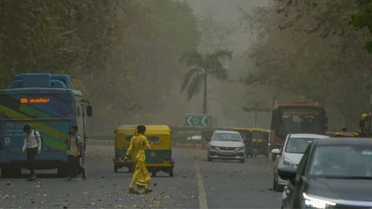 दिल्ली और आसपास के राज्यों में मौसम में बदलाव: बारिश और ठंडी हवाओं का अलर्ट