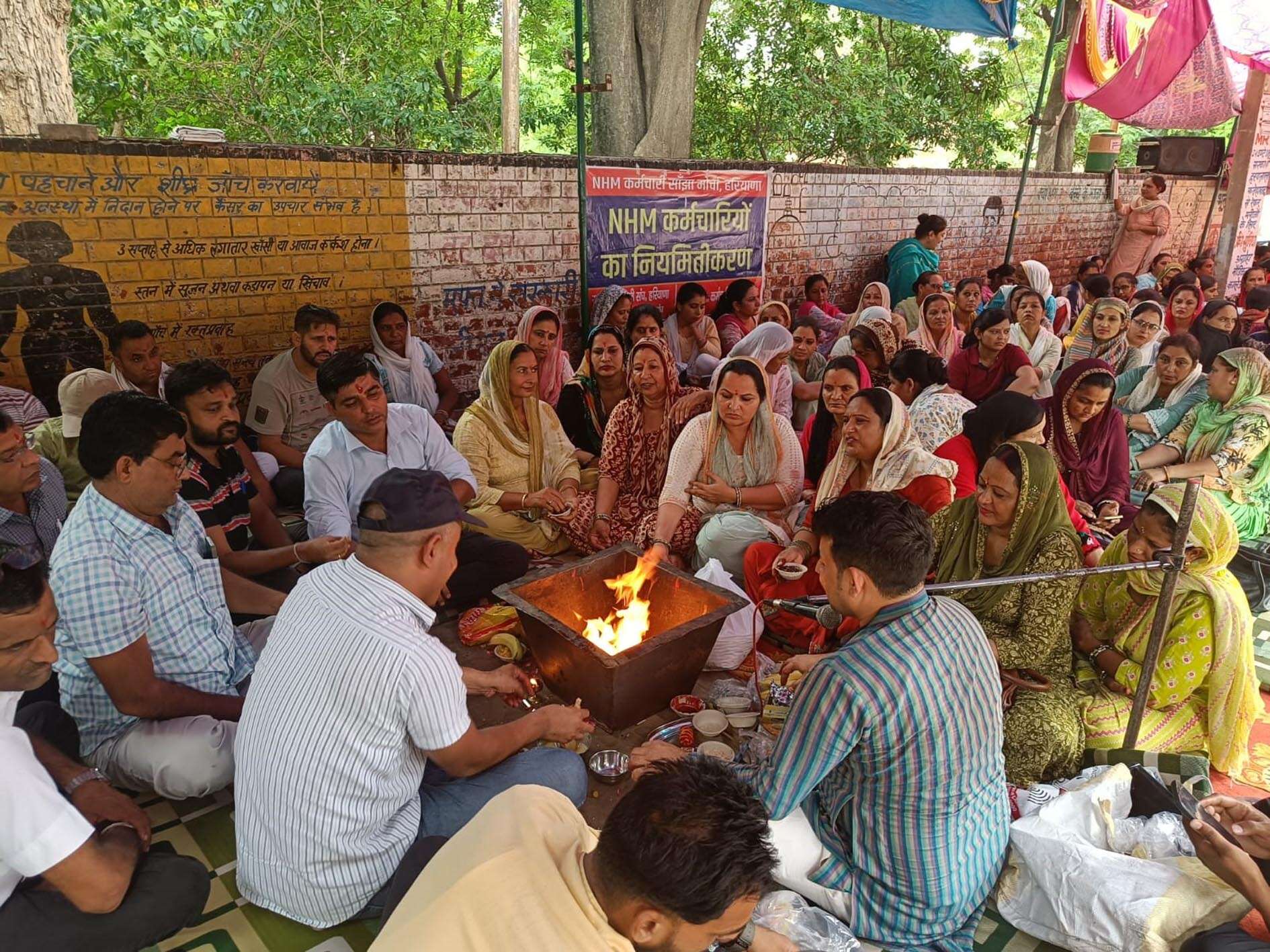 एनएचएम कर्मचारियों ने चार दिन ओर बढ़ाई हड़ताल, अधिकारियों की सद्बुद्धि के लिए किया हवन