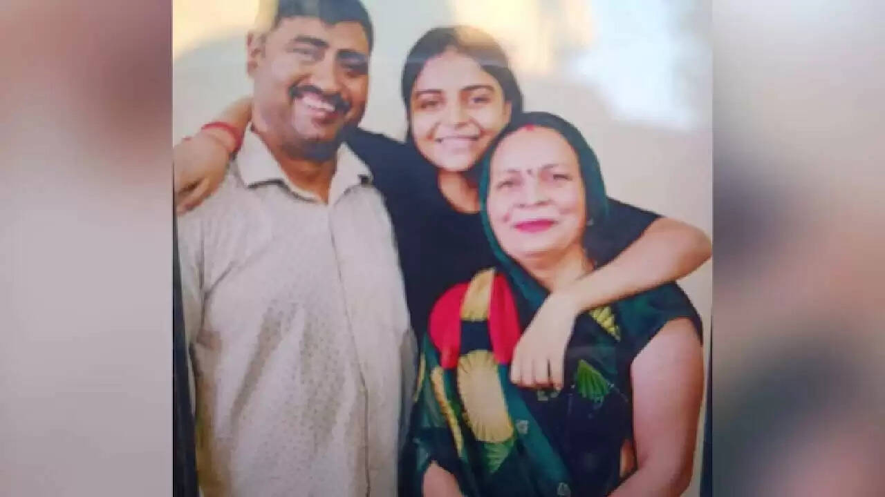 दिल्ली में दिल दहला देने वाला ट्रिपल मर्डर: पत्नी और दो बेटियों की हत्या