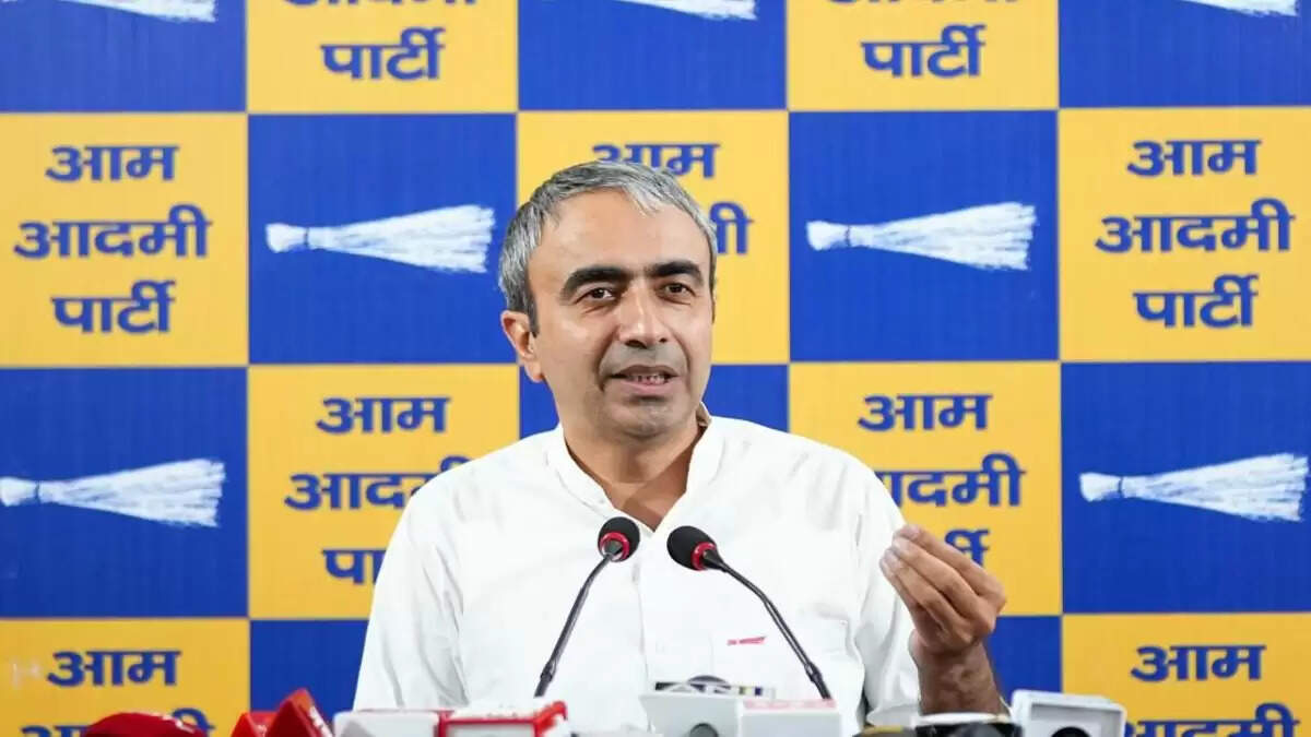 दिल्ली में झुग्गियों के विध्वंस पर AAP का आरोप: भाजपा का फर्जी ड्रामा