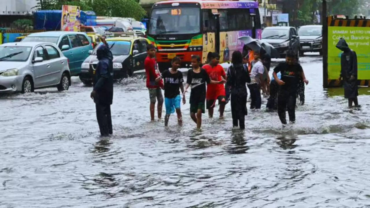 Mumbai में बारिश का कहर: 11 लोगों की मौत, राहत कार्य जारी