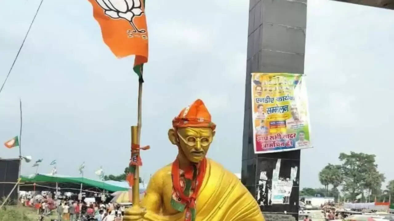 बिहार में एनडीए सम्मेलन में महात्मा गांधी की प्रतिमा पर भाजपा की टोपी पहनाने का विवाद