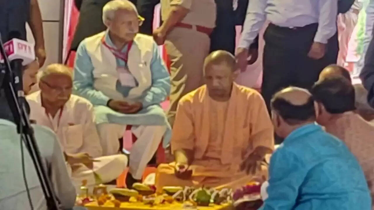 योगी आदित्यनाथ ने मेरठ में पहली इंटीग्रेटेड ट्रांजिट डेवलपमेंट टाउनशिप की नींव रखी