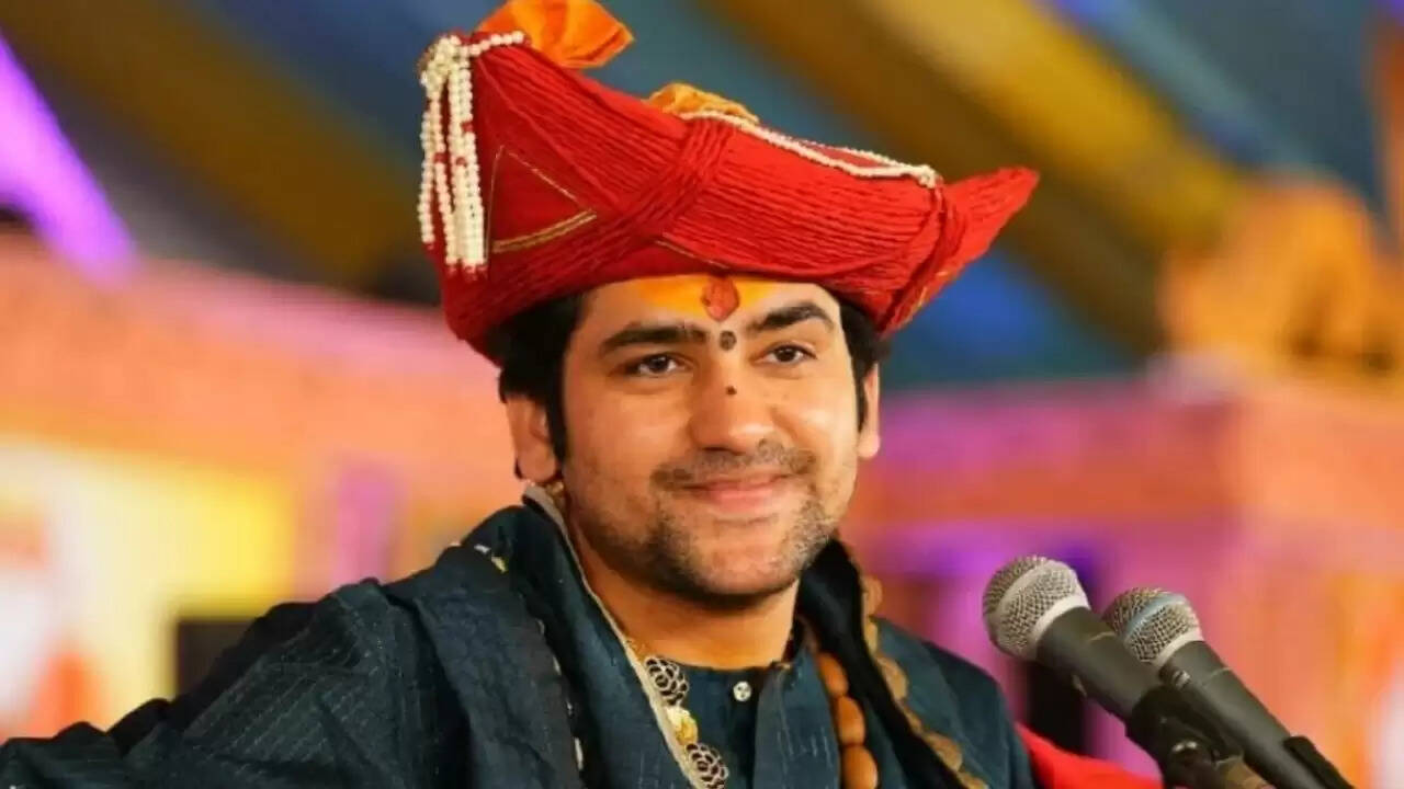 धीरेंद्र शास्त्री का गरबा पर विवादास्पद बयान: सांस्कृतिक सीमाओं का सम्मान