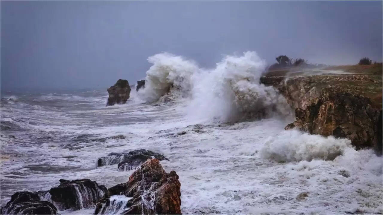 चक्रवात 'सेन्यार' का खतरा: मलक्का जलसंधि से टकराने की तैयारी