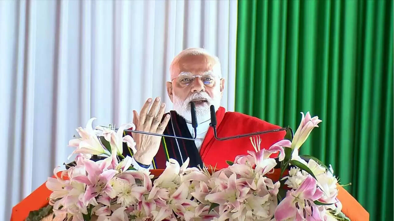 प्रधानमंत्री मोदी ने मणिपुर में 7,300 करोड़ रुपये की विकास परियोजनाओं का शिलान्यास किया