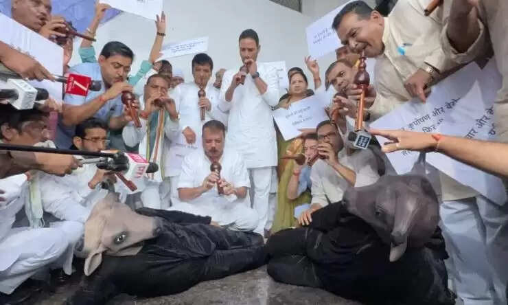 मध्य प्रदेश विधानसभा में कांग्रेस का अनोखा प्रदर्शन: भैंस के मुखौटे और बीन के साथ हंगामा