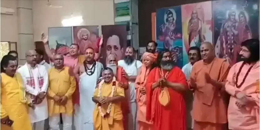 वृंदावन संत समाज में जगद्गुरु रामभद्राचार्य की टिप्पणी पर विवाद