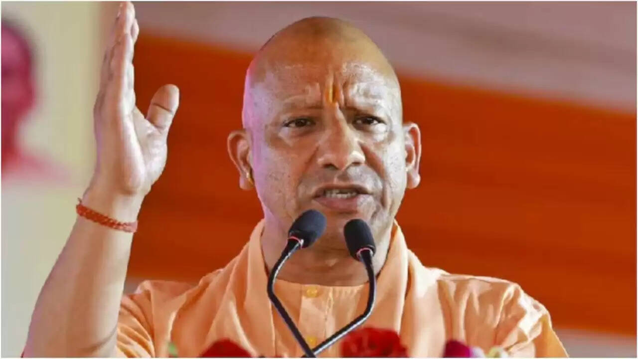 योगी आदित्यनाथ ने शिक्षक दिवस पर शिक्षकों को दिया कैशलेस इलाज का तोहफा