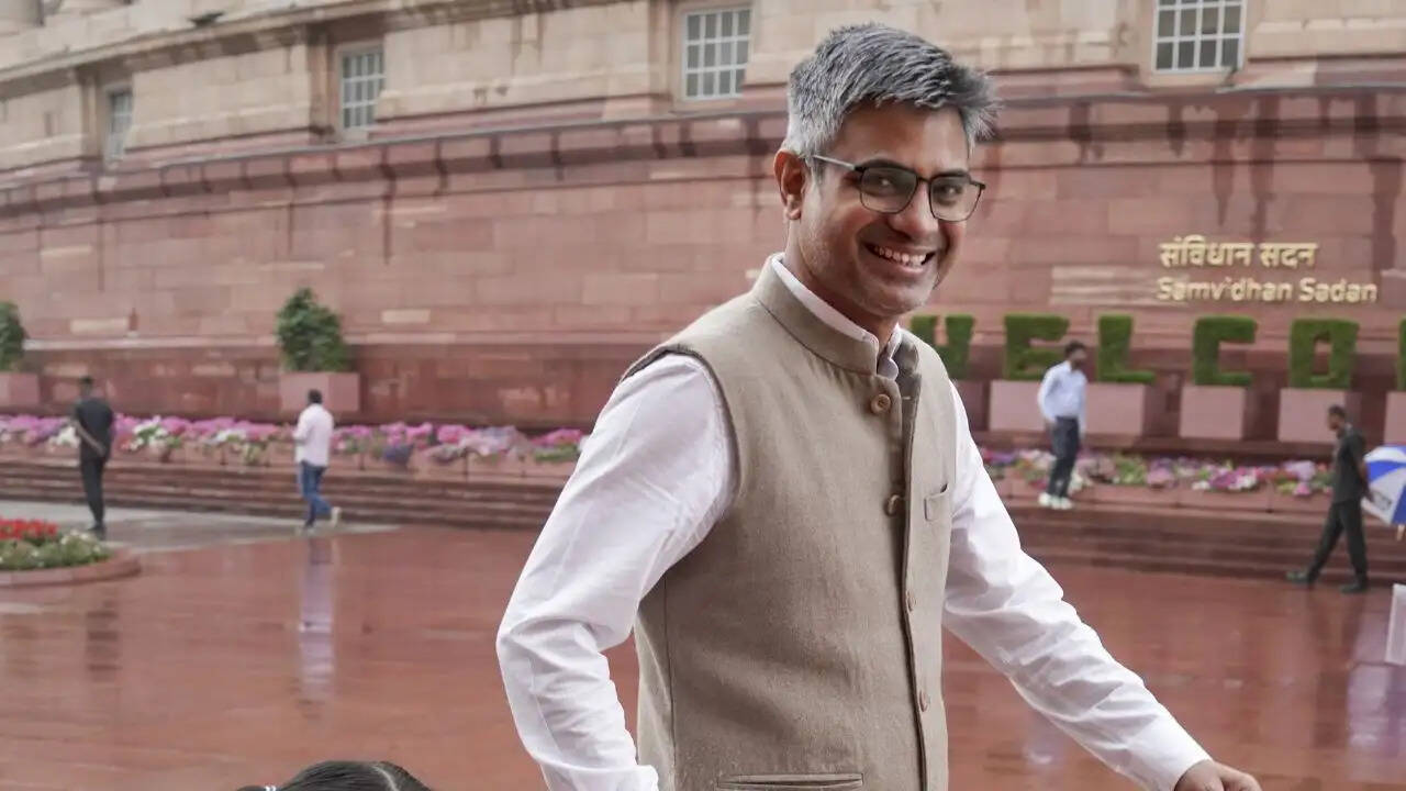 आम आदमी पार्टी में बगावत: राघव चड्ढा और सांसदों ने बीजेपी का दामन थामा