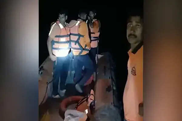यमुना नदी में नाव पलटने से बड़ा हादसा, 4 बच्चे लापता