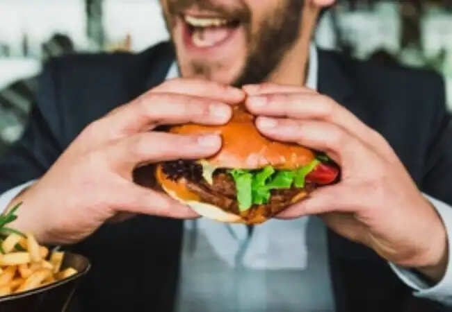 पिज्जा और बर्गर का अत्यधिक सेवन पुरुषों की प्रजनन क्षमता पर बुरा असर डाल रहा है