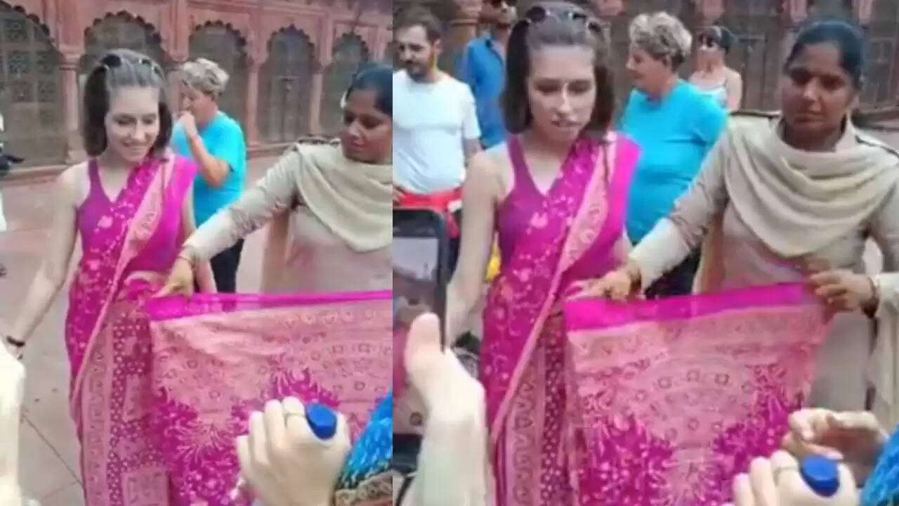 ताजमहल में विदेशी पर्यटकों की साड़ी पहनने में मदद, भारतीय आतिथ्य की मिसाल