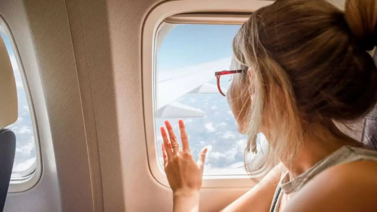 DGCA ने वापस लिया विंडो शेड्स बंद रखने का नियम, लेकिन फोटोग्राफी पर पाबंदी जारी