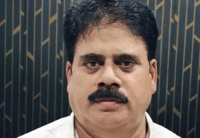 इटावा के डिप्टी सीएमओ को रिश्वत लेते रंगे हाथ पकड़ा गया