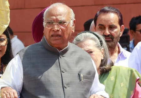 राज्यसभा में हंगामा: खड़गे ने चुनाव आयोग से मिलने से रोकने पर उठाए सवाल