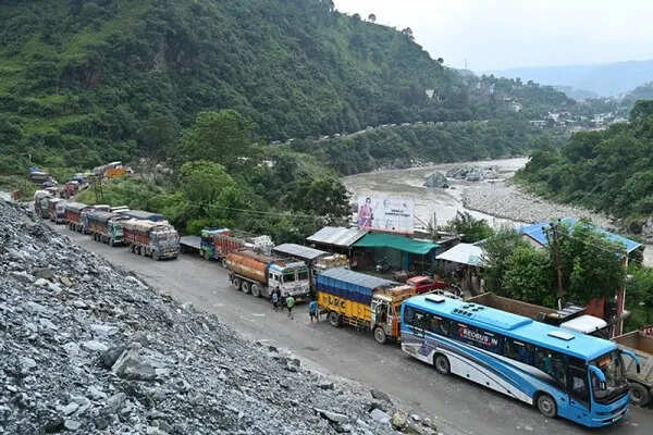 मंडी में भूस्खलन से चंडीगढ़-मनाली हाईवे को हुआ नुकसान