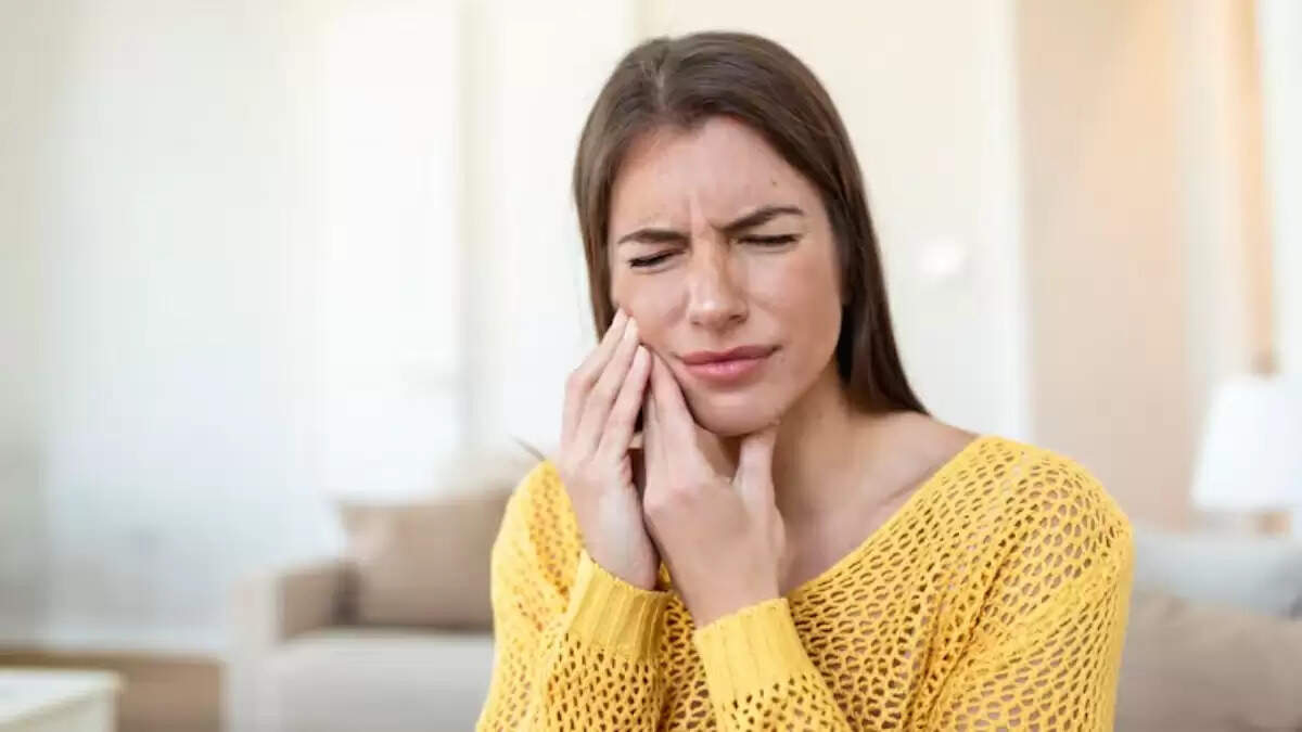 दांतों और मसूड़ों की सेहत: विशेषज्ञ से जानें महत्वपूर्ण टिप्स