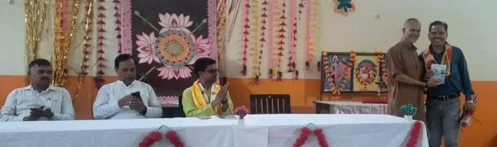 गुरु पूर्णिमा और व्यास पूजा का आयोजन: DAV विद्यालय में श्रद्धा और भक्ति का पर्व