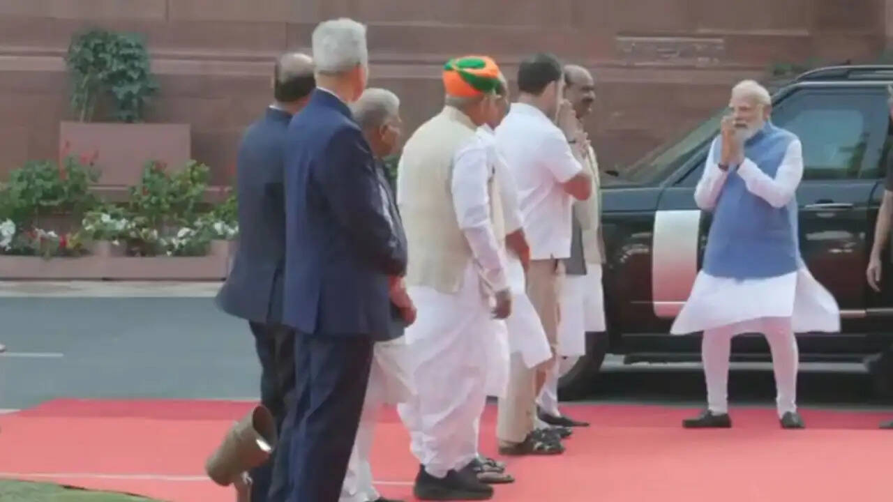 प्रधानमंत्री मोदी और राहुल गांधी के बीच अनौपचारिक बातचीत ने राजनीतिक माहौल को किया प्रभावित