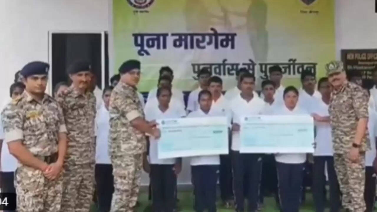 बस्तर में नक्सलियों का आत्मसमर्पण: सुरक्षा बलों की कार्रवाई का असर