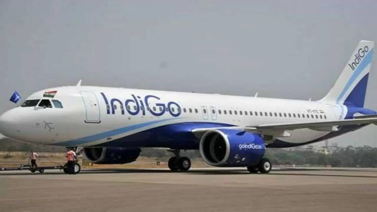 IndiGo की उड़ान पर बम की धमकी: मुंबई से दिल्ली जा रही फ्लाइट में मची अफरा-तफरी