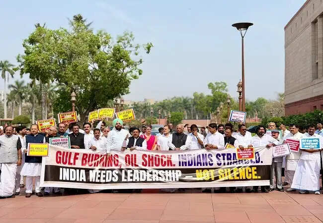 राहुल गांधी ने पश्चिम एशिया संकट पर मोदी सरकार को घेरा