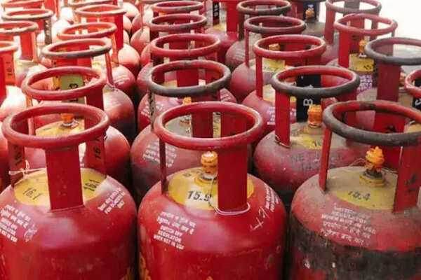 दीपावली पर गृहिणियों के लिए मुफ्त एलपीजी सिलेंडर की सौगात