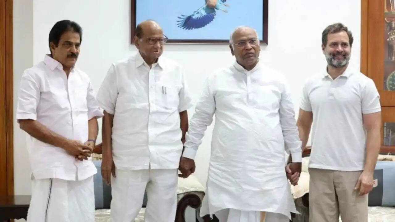 महाराष्ट्र की राजनीति में विलय की चर्चाओं से बढ़ी हलचल
