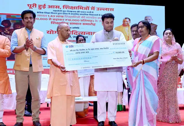 योगी आदित्यनाथ ने शिक्षामित्रों को दिया 5 लाख रुपये का स्वास्थ्य कवर