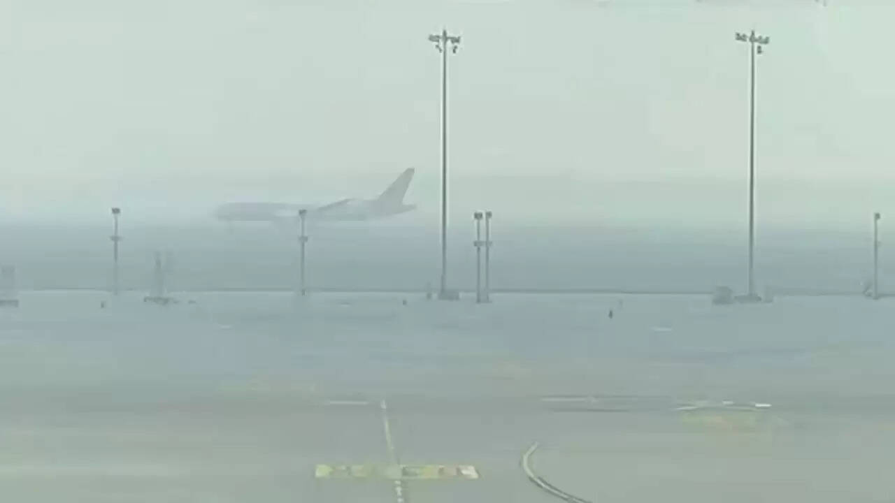 दिल्ली-एनसीआर में कड़ाके की ठंड और घने कोहरे का कहर: हवाई और रेल सेवाएं प्रभावित