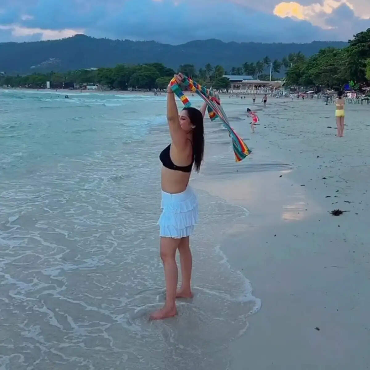 आरती सिंह का बिकिनी लुक: थाईलैंड में पति के साथ रोमांटिक पल