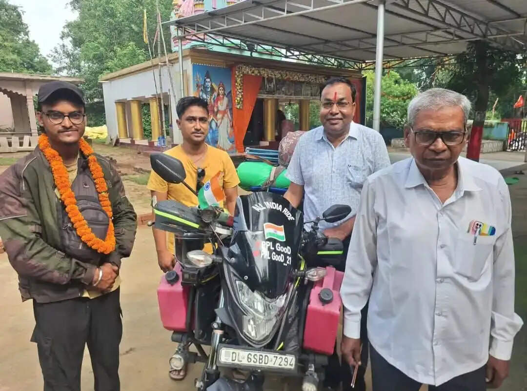 बाइक से 25 हजार किलोमीटर का भ्रमण, 26 राज्यों की यात्रा कर रामानुजगंज पहुंचे दिल्ली के पंकज