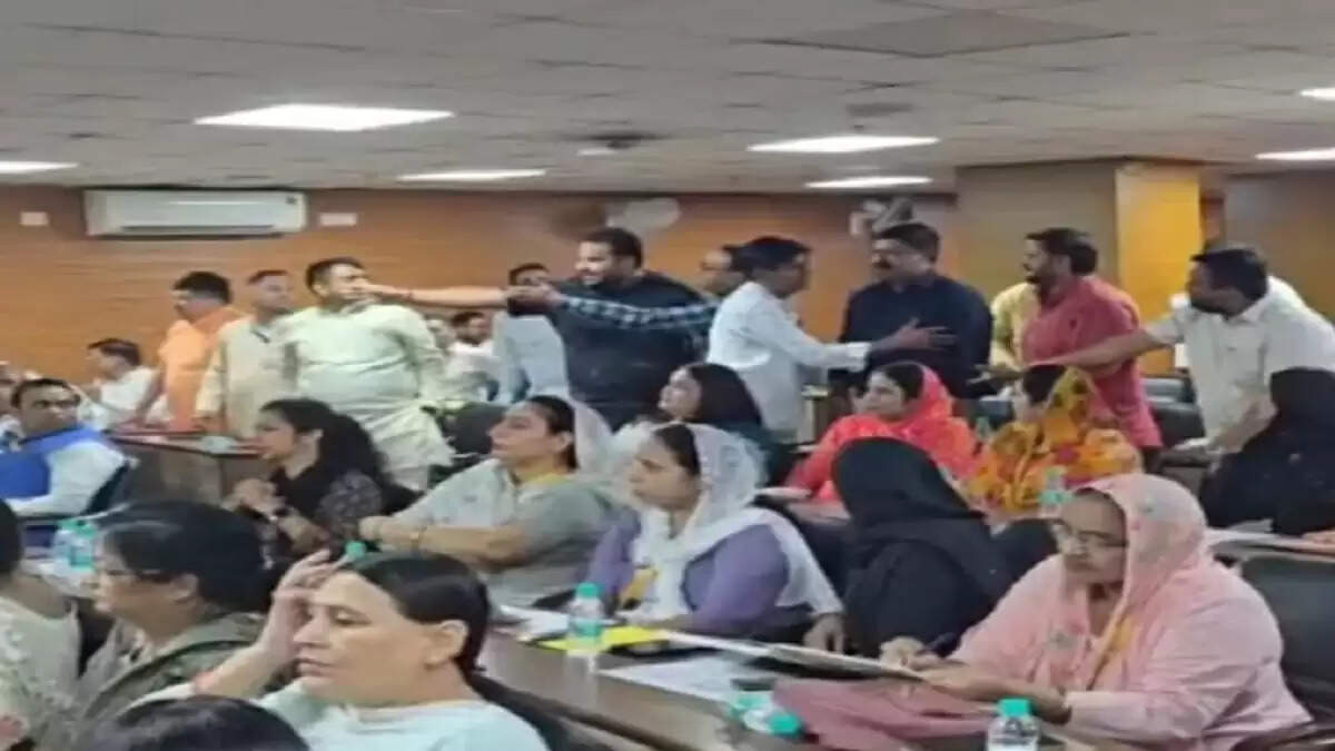 गाजियाबाद नगर निगम की बैठक में हाऊस टैक्स वृद्धि पर हंगामा