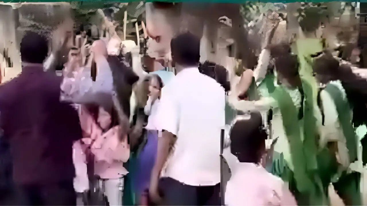 झारखंड स्कूल में विदाई समारोह पर विवाद, छात्राओं का अश्लील डांस वायरल