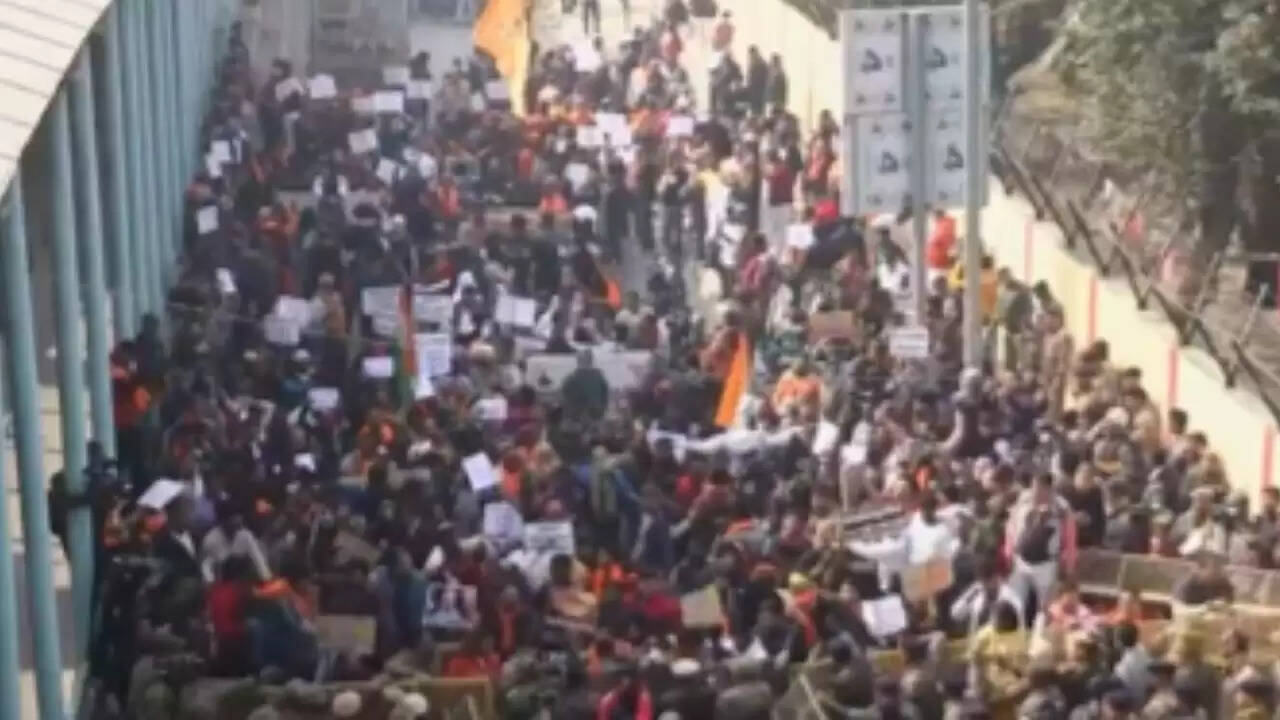 दिल्ली में बांग्लादेश हाई कमीशन के बाहर हिंदू संगठनों का विरोध प्रदर्शन