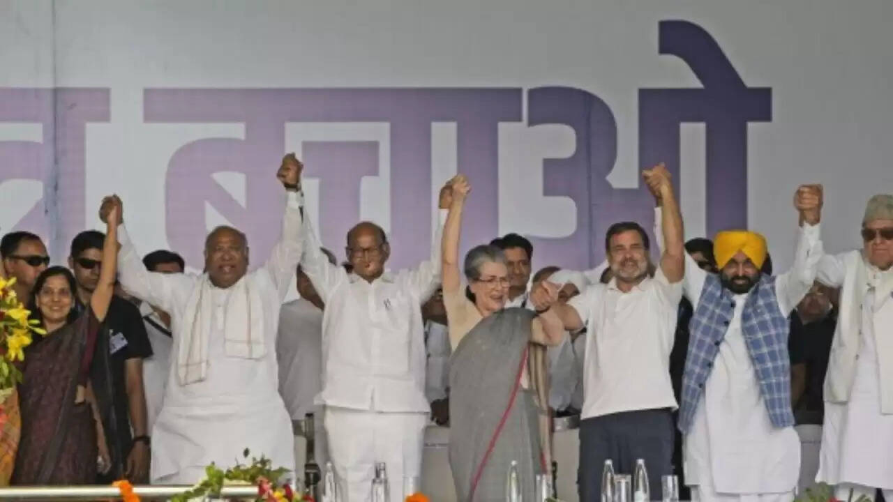 ईरान-इज़राइल संघर्ष में अमेरिका की एयरस्ट्राइक: भारत में राजनीतिक हलचल