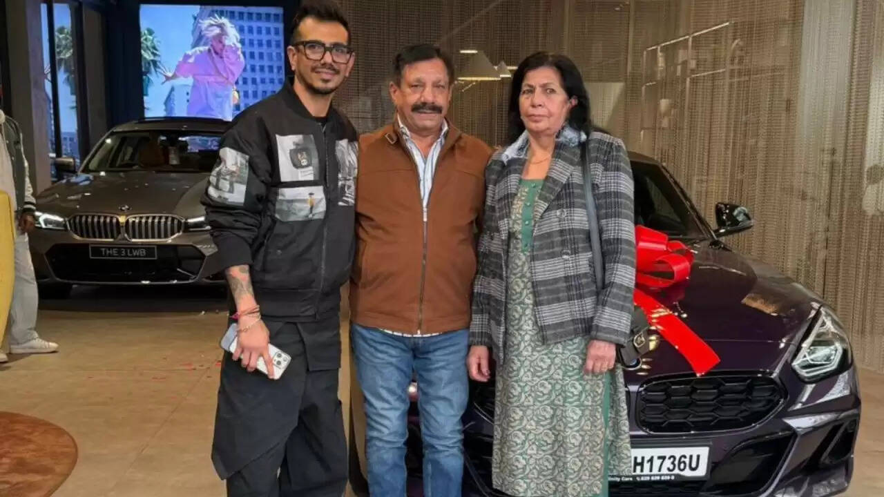 युजवेंद्र चहल ने खरीदी नई बीएमडब्ल्यू, माता-पिता के साथ मनाया खास पल