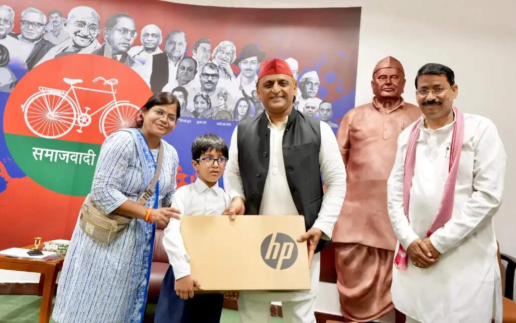 अखिलेश यादव ने मेधावी छात्रों को लैपटॉप देकर किया सम्मानित