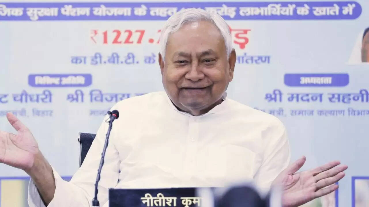 बिहार चुनाव 2025: नीतीश कुमार ने महिलाओं के लिए बढ़ाई प्रोत्साहन राशि