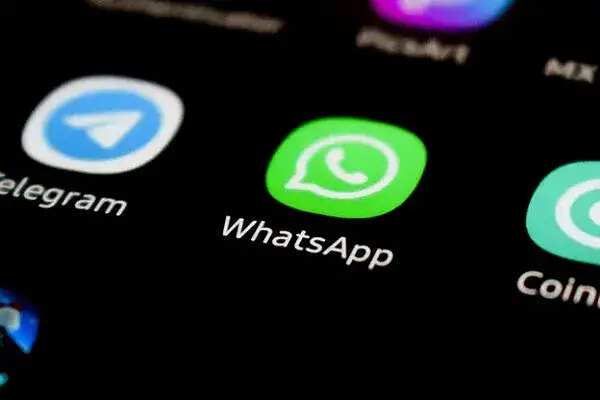 WhatsApp में नए फीचर्स: ऑनलाइन यूजर्स के लिए ग्रीन डॉट और बैकअप प्रबंधन
