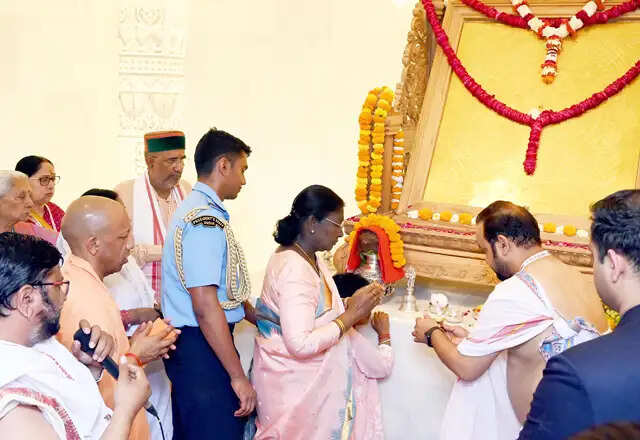 राष्ट्रपति द्रौपदी मुर्मू ने अयोध्या में श्री राम यंत्र की स्थापना की