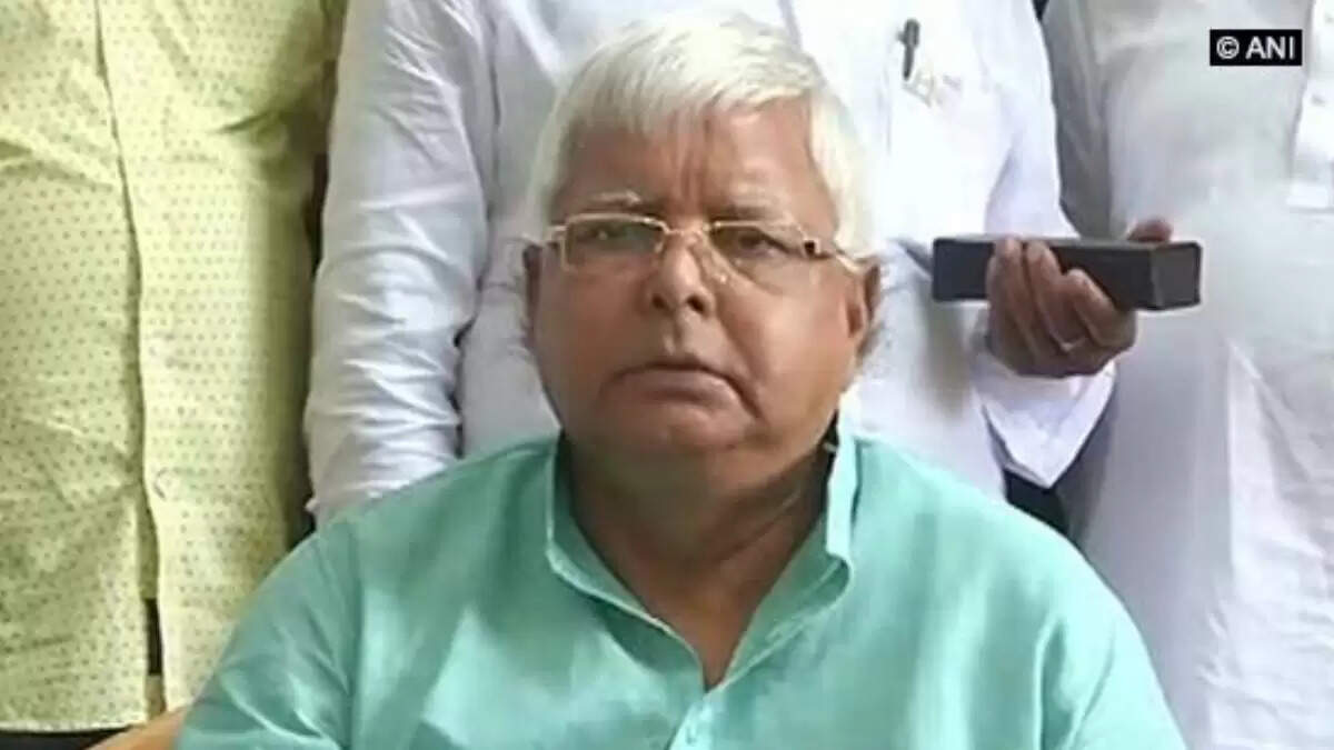 बिहार चुनाव में तेजस्वी यादव और लालू यादव का नीतीश कुमार पर हमला