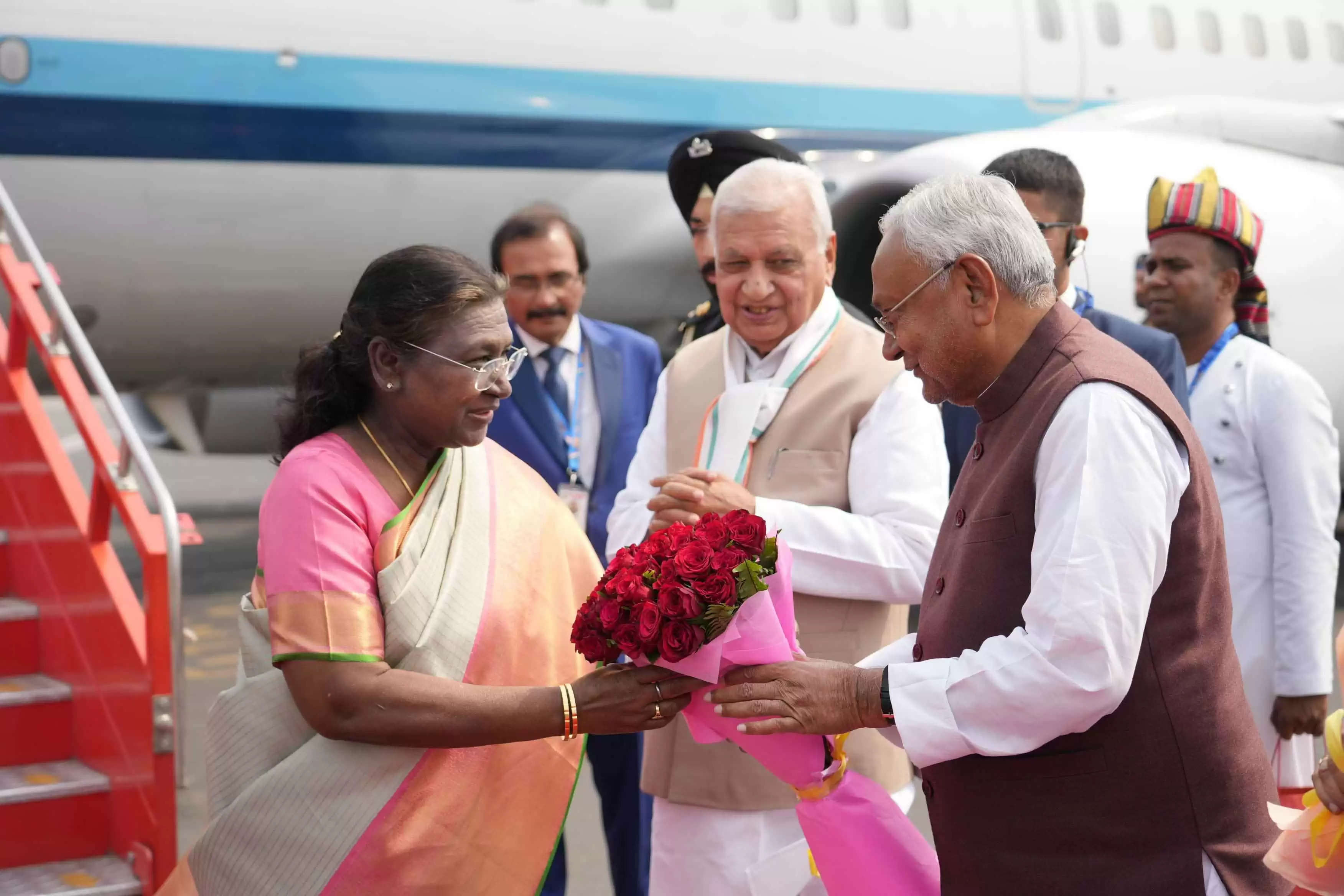 राष्ट्रपति द्रौपदी मुर्मू का जयप्रकाश नारायण हवाई अड्डे पर स्वागत करते बिहार के मुख्यमंत्री नीतीश कुमार