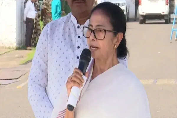 दुर्गापुर में मेडिकल छात्रा के साथ बलात्कार: ममता बनर्जी का विवादास्पद बयान