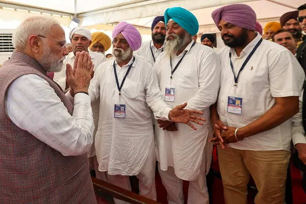 पीएम मोदी ने पंजाब और हिमाचल के बाढ़ प्रभावित क्षेत्रों का किया हवाई सर्वे
